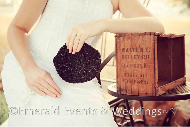Sweet & Eco-chic Honey Bee Wedding Must-Haves from Ecopartytime - Honeybee Honey Box