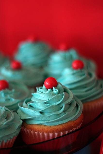 Holiday Cookies & Cocktail Ideas from Ecopartytime Christmas Theme Decorative Cupcakes