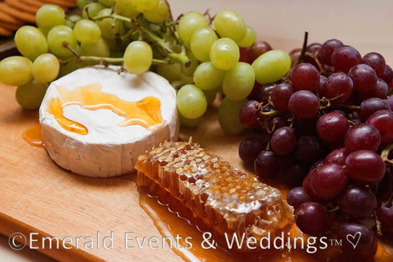 Sweet & Eco-chic Honey Bee Wedding Must-Haves from Ecopartytime - Snack Ideas Grapes & Honey