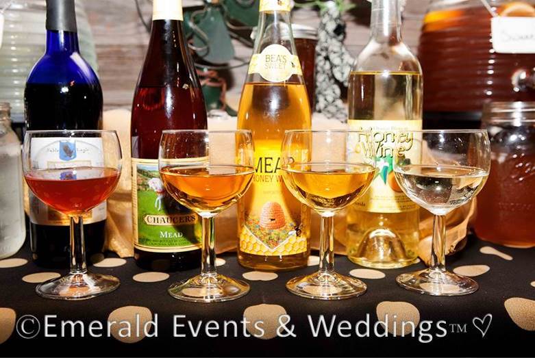 Sweet & Eco-chic Honey Bee Wedding Must-Haves from Ecopartytime - Mead Drinks
